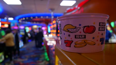 Nicht-Erkennbare-Personen,-Die-An-Spielautomaten-In-Einem-Casino-In-Las-Vegas-Spielen