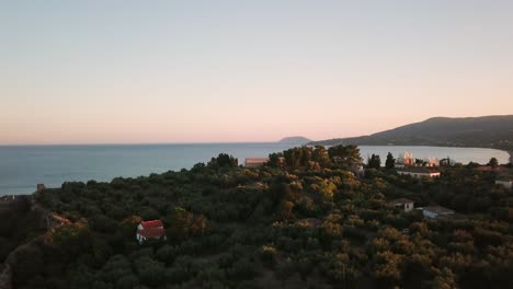 Pequeña-Colina-Junto-Al-Mar-Mediterráneo-En-Grecia