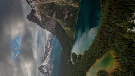 Vertikaler-4K-Zeitraffer-Der-Unberührten-Natur-Kanadas,-Wolken,-Die-Sich-über-Malerische-Täler-Und-Schneebedeckte-Hügel-Bewegen
