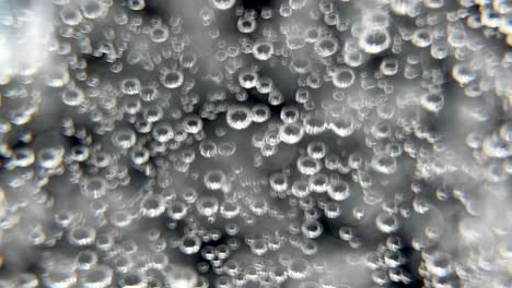 Frisch-Gegossenes-Glas-Sodawasser-Oder-Kohlensäurehaltiges-Getränk---Makroansicht-Der-Blase,-Die-Sich-Bildet-Und-Nach-Oben-Schwimmt