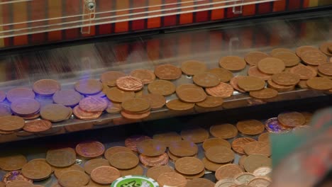 Pfennige-Fallen-In-Einem-Arcade-Casino-Auf-Einen-Regal-Münzen-Penny-Schieber-Solt-Automaten