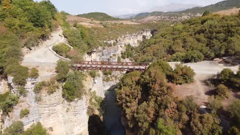 Puente-Del-Cañón-Del-Río-Osum-En-El-Sur-De-Albania---Vuelo-Aéreo-Hacia-Adelante