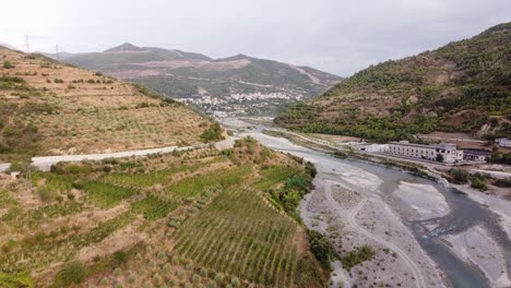 Carretera-Escénica-A-Lo-Largo-Del-Río-Osum-Hacia-El-Cañón-Osum,-Albania