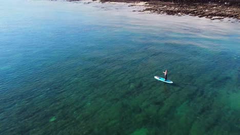 Paddle-Surf-En-Solitario-Frente-A-La-Costa-Sureste-De-Inglaterra