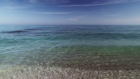 Ruhige-Wellen-An-Einem-Mittelmeerstrand