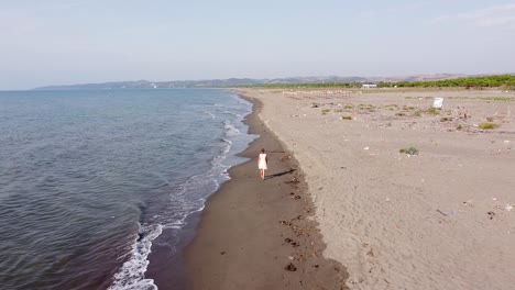 Einsame-Frau-Am-Verschmutzten-Sandstrand-In-Albanien---Dolly-Forward