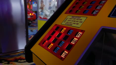 Niña-Juega-Bingo-Electrónico-En-Un-Casino-Arcade-De-Diversiones