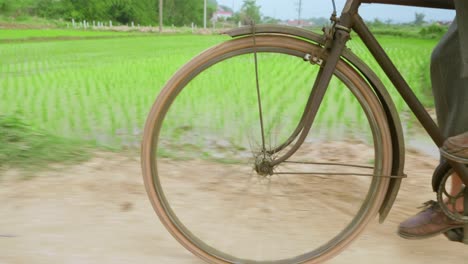 Nahaufnahme-Von-Fahrradrädern-Und-Weiblichen-Füßen-In-Freizeitschuhen,-Die-In-Lang-Son-City,-Vietnam-Radfahren