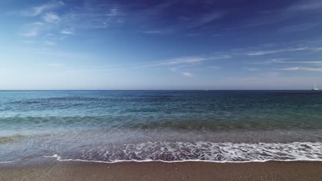 Relaxing-ocean-waves-at-the-beach