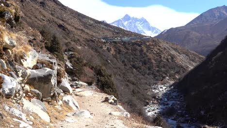 Eine-Schöne-Aussicht-Auf-Die-Himalaya-berge-Mit-Einem-Pfad,-Der-An-Einem-Hügel-Entlang-Verläuft