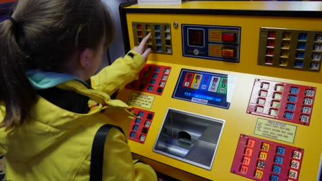 Mädchen-In-Der-Gelben-Jacke,-Die-Preisbingo-In-Einer-Spielhalle-Spielt