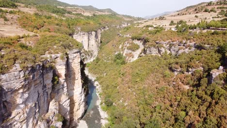 Cañón-Del-Río-Osum-En-Albania---Antena-Del-Paisaje-Natural-Escénico