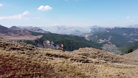 Frau-Wandert-Bergauf-Einen-Bergweg-Im-Prokletije-nationalpark,-Montenegro---Luftkreisende-Pfanne