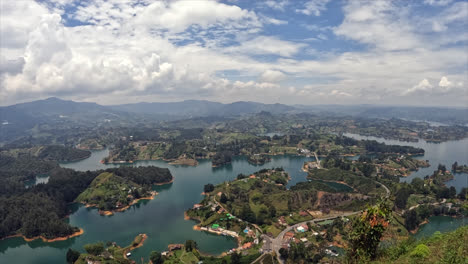 Die-Atemberaubende-Aussicht-Von-Der-Spitze-Des-Piedra-Del-Peñol-In-Kolumbien,-Südamerika