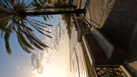 4k-Vertikale-Aufnahme-Der-Wunderschönen-Luxuriösen-Und-Exklusiven-Gegend-Von-Marbella,-Spanien-Während-Des-Sonnenuntergangs