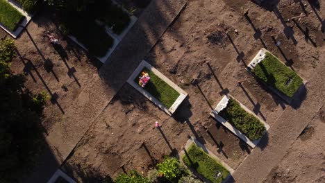 Grab-Mit-Blumen-Auf-Dem-Chacarita-Friedhof-In-Buenos-Aires,-Argentinien