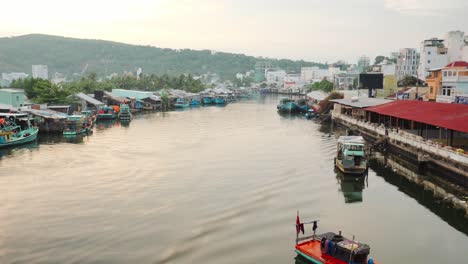 Fischerboote-Und-Fischerhäuser-Im-Zeitraffer-Auf-Dem-Wasser-In-Vietnam