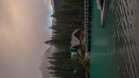 Vertikaler-4k-Zeitraffer,-Ruhige-Landschaft-Des-Yoho-Nationalparks,-Emerald-Lake-Lodge,-Kanus,-Straße-Und-Wolken,-Die-Sich-über-Berggipfel-Bewegen