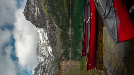 Vertikaler-4k-zeitraffer,-Festgemachte-Boote,-Dock-Und-Wolken,-Die-Sich-über-Gipfel-Und-Hara-see-Bewegen,-Yoho-nationalpark,-Kanada