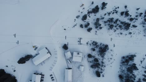 4k-Luftdrohne-Von-Oben-Nach-Unten-Blick-Auf-Den-Skilift-In-Der-Winterlichen-Schneelandschaft-Norwegens