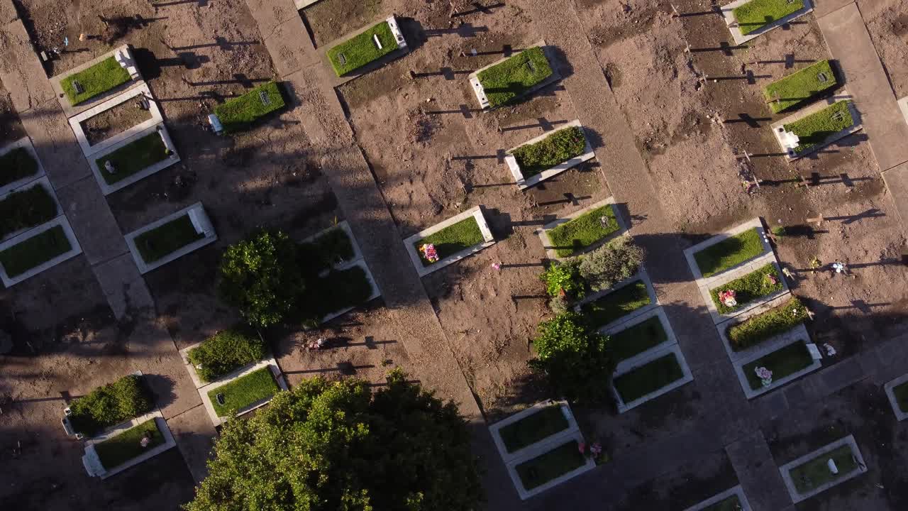 Vídeo Premium Toma Aérea De Arriba Hacia Abajo De La Tumba Con Flores En El Cementerio De 1346