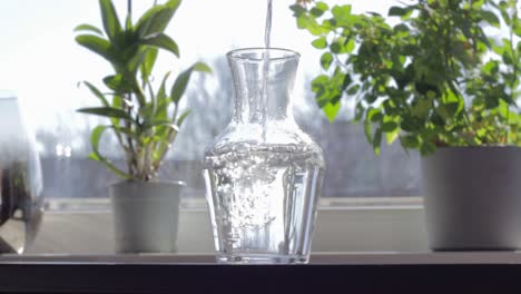 Frisches-Wasser,-Das-In-Eine-Hohe-Transparente-Klarglasvase-Strömt