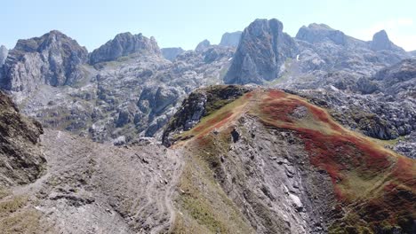 Malerische-Berglandschaft-Im-Prokletije-nationalpark,-Montenegro---Luftaufnahme