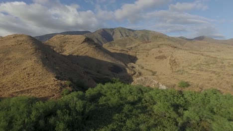 Maui-mountains-establishing-4k-drone-shot-panning-up