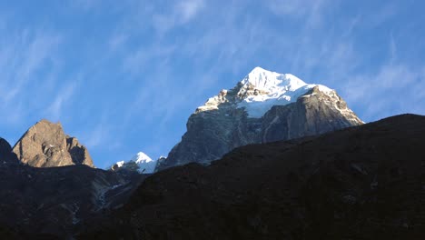 Nubes-Moviéndose-Lentamente-Sobre-El-Pico-Nevado-De-Una-Montaña-En-El-Himalaya