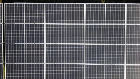 Paneles-De-Celdas-Solares-En-Una-Planta-De-Energía-Fotovoltaica---Lado-Aéreo