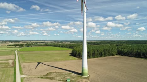 Windpark,-Windkraftanlage-Mit-Gebrochenem-Blatt-In-Ländlicher-Umgebung-Tagsüber