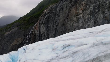 Luftaufnahme-über-Schmelzender-Eismasse-Eines-Gletschers---Erderwärmung-Im-Hochland-Von-Alaska