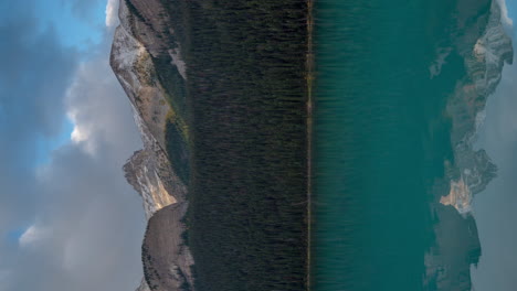 Vertikaler-4k-Zeitraffer,-Blaues-Gletscherwasser-Und-Dramatische-Wolken-über-Schneebedeckten-Berggipfeln
