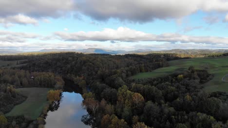 Luftaufnahmen-über-Einem-Fluss-In-Den-Grünen-Hügeln-Des-Ländlichen-Virginia,-USA