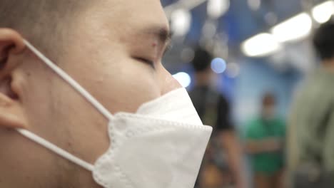 Pov-Zu-Einem-Mann,-Der-Eine-Maske-Trägt,-Während-Er-Die-öffentlichen-Verkehrsmittel-Der-U-bahn-In-Bangkok-Befreit