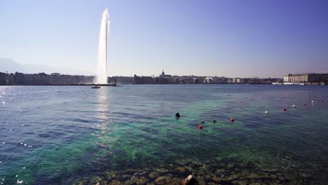 Jet-d'Eau-a-dramatic-water-jet-fountain-in-Lake-Geneva-in-the-city-of-Geneva