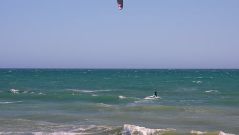 Mann-Kitesurfen-Im-Ozean