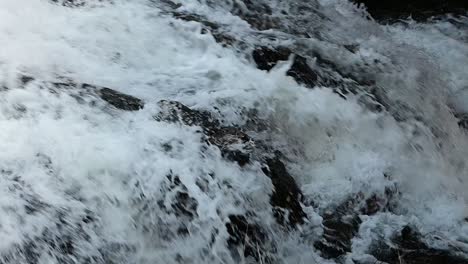 Schnelles-Wasser,-Das-über-Felsen-Im-Berg-Fließt