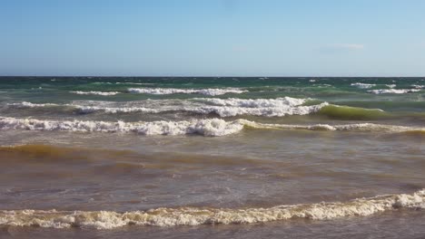 Meereswellen-In-Zeitlupe-An-Einem-Klaren,-Windigen-Tag