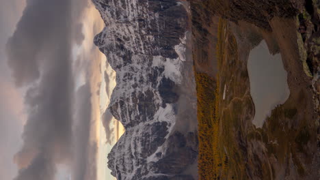 Lapso-De-Tiempo-Vertical-De-4k,-Valle-De-Diez-Picos,-Parque-Nacional-De-Banff-Canadá,-Nubes-Moviéndose-Sobre-Cumbres-Nevadas-En-El-Frío-Día-De-Otoño