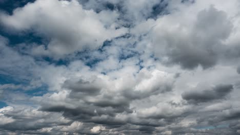 Zeitraffer-Von-Wolken,-Die-Sich-Schnell-Am-Blauen-Himmel-Bewegen