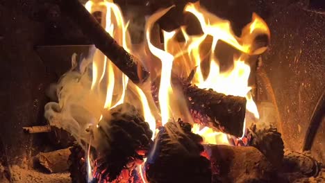 Zeitlupe-Eines-Schönen-Holzfeuers-In-Einem-Eisenofen