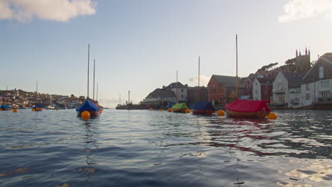 Malerischer-Blick-Auf-Farbenfrohe-Traditionelle-Holzsegelboote-Im-Hafen-Von-Fowey,-Cornwall,-England---Sanftes-Zoomen