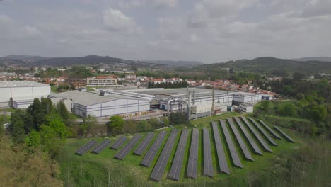 Blaue-Sonnenkollektoren-Auf-Fabrikhintergrund