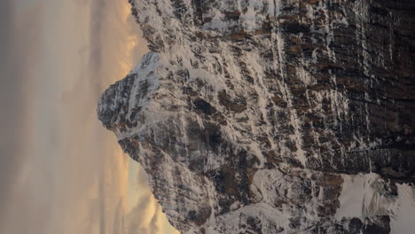 Lapso-De-Tiempo-De-Amanecer-Vertical-4k,-Valle-De-Diez-Picos,-Parque-Nacional-De-Banff,-Canadá,-Nubes-Moviéndose-Sobre-Cumbres-Cubiertas-De-Nieve-En-Un-Día-Frío