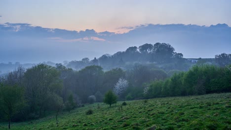 Zeitraffer-Des-Wechselnden-Wetters-über-Den-Sanften-Hügeln-Des-Ländlichen-Devon,-England,-Großbritannien