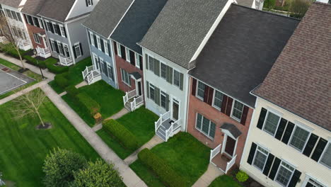 Row-of-new-townhouses-in-America