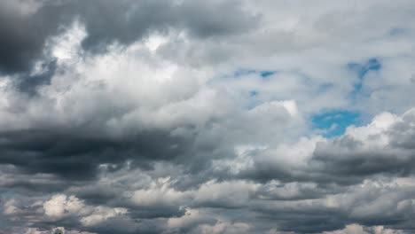 Eine-Erstaunliche-Aussicht-Auf-Weiche-Weiße-Wolken,-Die-Sich-Langsam-über-Einen-Klaren-Blauen-Himmel-Bewegen