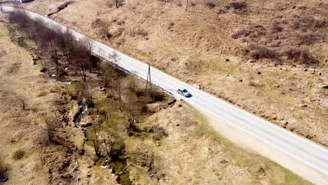 Imágenes-De-Drones-De-Un-Automóvil-Que-Pasa-Por-La-Carretera-En-Las-Montañas-En-Rumania
