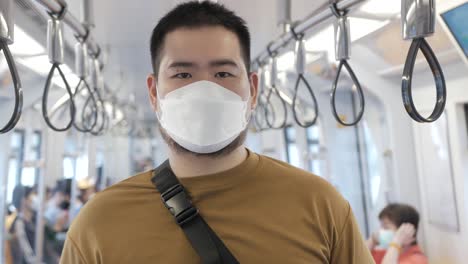 Pov-A-Un-Hombre-Con-Máscara-Mientras-Viaja-En-Transporte-Público-Subterráneo-En-Bangkok